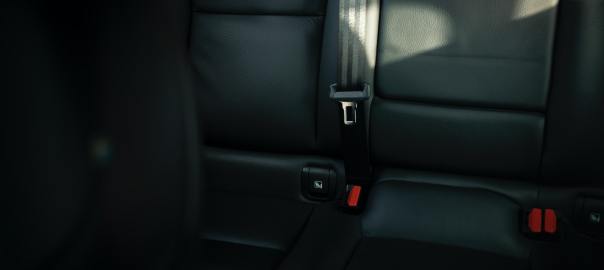 Jok mobil berwarna hitam dengan safety belt sebagai simbol perusahaan asuransi yang peduli safety driving